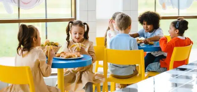 Comment déclarer les frais de cantine scolaire : guide pratique et astuces